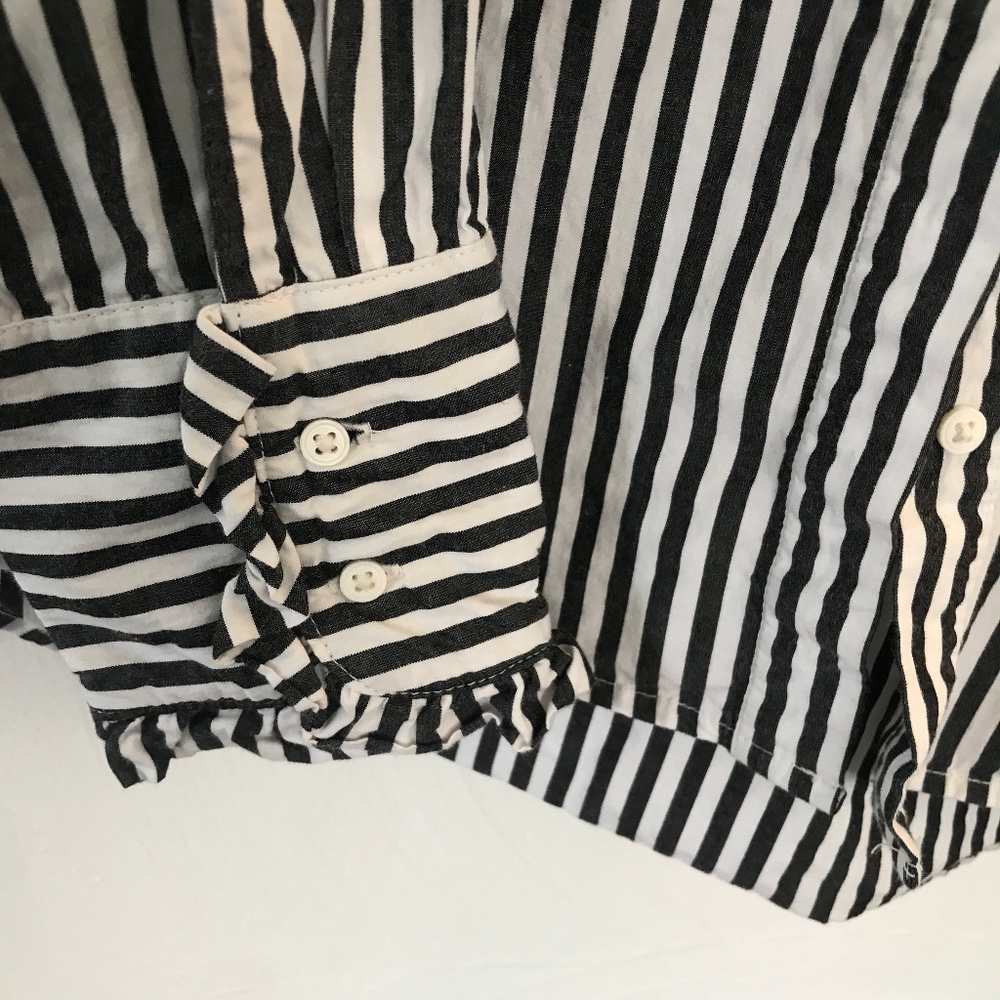 ⬇️🎈H&M Striped Ruffled Button down - Picture 5 of 8